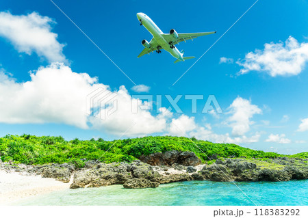 飛行機と海で出かけるリゾート旅 118383292
