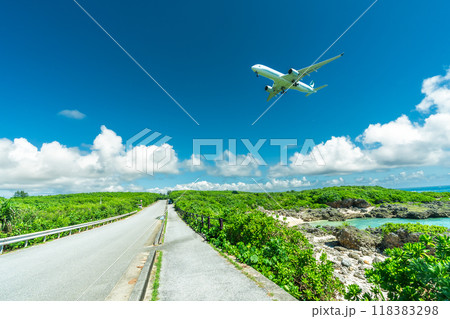 飛行機と海で出かけるリゾート旅 飛行機と海で出かけるリゾート旅 118383298