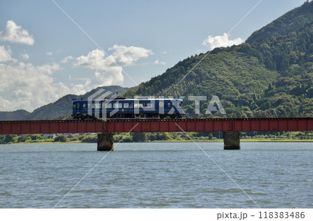 由良川橋梁を通過する電車（京都府舞鶴市∼宮津市） 118383486