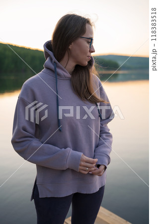 Woman sitting on the pier 118383518