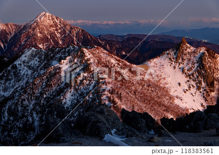 南アルプス・鳳凰山・観音岳から見る夜明けの地蔵岳・甲斐駒ヶ岳と北アルプスの山並み 118383561
