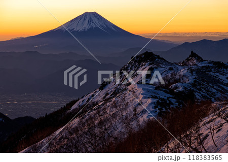 南アルプス・鳳凰山・観音岳から見る夜明けの富士山と薬師岳 南アルプス・鳳凰山・観音岳から見る夜明けの富士山と薬師岳 118383565
