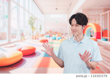 保育園で働く男性の保育士 保育園で働く男性の保育士 118383578