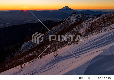 南アルプス・鳳凰山・観音岳から見る日の出と富士山 118383640