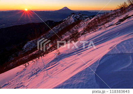 南アルプス・鳳凰山・観音岳から見る日の出と富士山 118383643