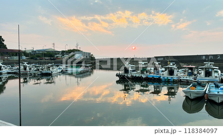漁師町の夕日 漁師町の夕日 118384097