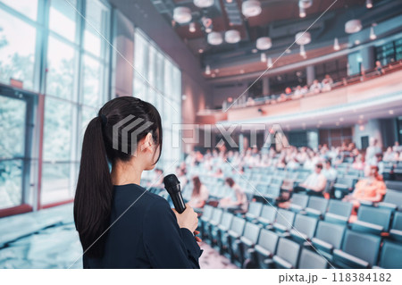 ホールで司会をする若い女性 ホールで司会をする若い女性 118384182