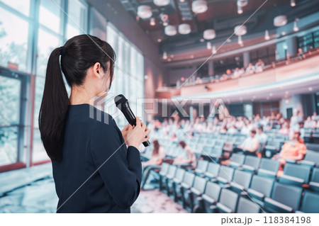 ホールで司会をする若い女性 118384198