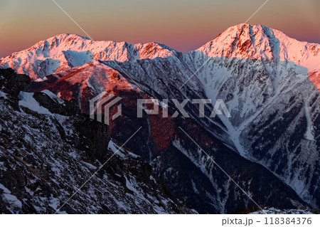 南アルプス・鳳凰山・観音岳稜線から見る朝焼けの北岳・間ノ岳 118384376