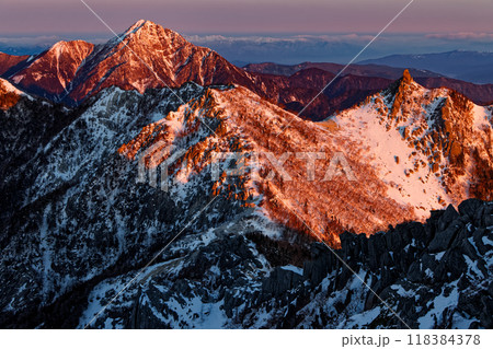 南アルプス・鳳凰山・観音岳から見る朝焼けの地蔵岳・甲斐駒ヶ岳と北アルプスの山並み 118384378