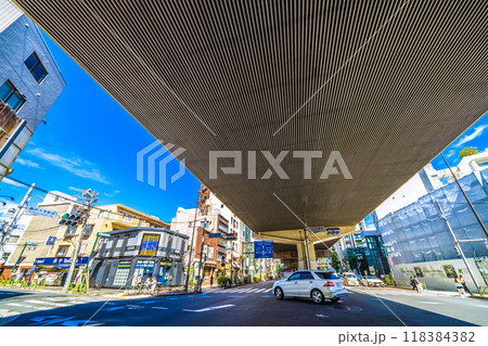 日本の東京都市景観 駒沢大学駅前の交差点。画面左奥に駒沢大学駅西口、右奥に東口。右は駅前再開発 日本の東京都市景観 駒沢大学駅前の交差点。画面左奥に駒沢大学駅西口、右奥に東口。右は駅前再開発 118384382