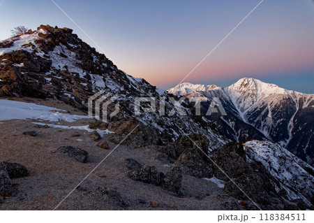 南アルプス・鳳凰山・観音岳と夜明けの北岳・間ノ岳 118384511