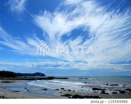 台風一過の美しい海岸の風景 台風一過の美しい海岸の風景 118384966