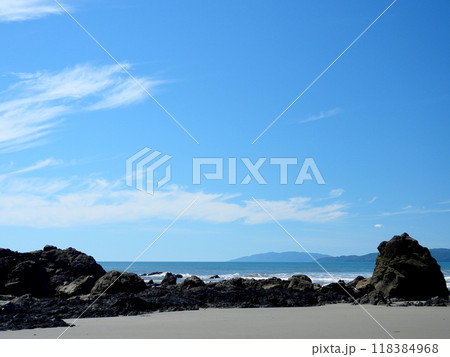 台風一過の美しい海岸の風景 台風一過の美しい海岸の風景 118384968