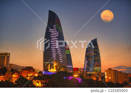 夕焼け空に染まるバクーの近代ビル群 夕焼け空に染まるバクーの近代ビル群 118385003
