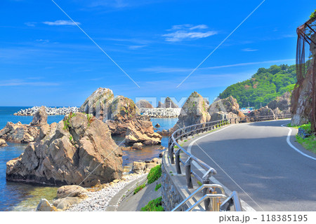 東北・小袖海岸・海沿いのドライブコースから眺める小袖海女センターと小袖漁港の風景・岩手県久慈市(1) 東北・小袖海岸・海沿いのドライブコースから眺める小袖海女センターと小袖漁港の風景・岩手県久慈市(1) 118385195