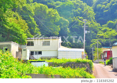 東北・小袖海岸・袖ヶ浜漁港のロケに使用された建物の眺め・岩手県久慈市(2) 118385202