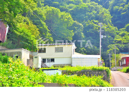 東北・小袖海岸・袖ヶ浜漁港のロケに使用された建物の眺め・岩手県久慈市(3) 118385203