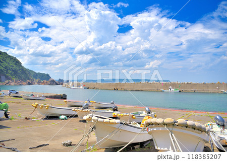 東北・小袖海岸・袖ヶ浜漁港(小袖漁港)の北限海女の里のイメージ・岩手県久慈市(2) 118385207