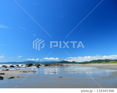 青空快晴の中で静かに海水面に映る入野海岸 118385366