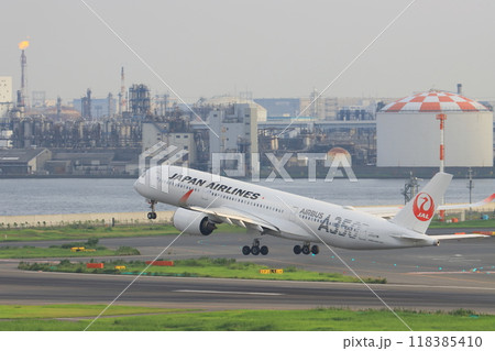 離陸する旅客機　上昇していく旅客機 118385410
