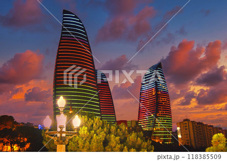 夕焼け空に染まるバクーの近代ビル群 118385509