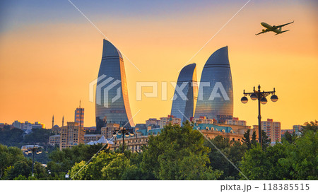 夕焼け空に染まるバクーの近代ビル群 夕焼け空に染まるバクーの近代ビル群 118385515