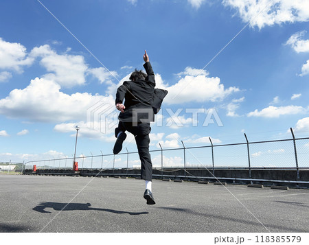手を伸ばし飛び上がる男性 手を伸ばし飛び上がる男性 118385579