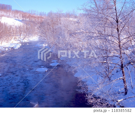 北海道・美瑛の冬景色(美瑛川と樹氷と朝靄) 北海道・美瑛の冬景色(美瑛川と樹氷と朝靄) 118385582