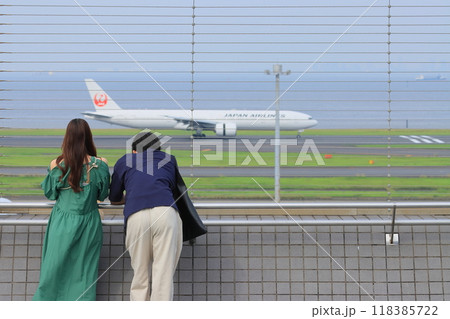 羽田空港の展望デッキ　展望デッキで離陸する飛行機を眺める利用客 118385722