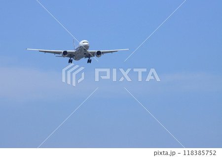 着陸進入する旅客機　青空に着陸してくる旅客機 118385752