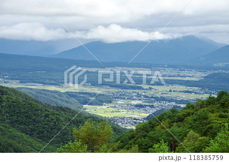 白樺湖周辺の山あいの町風景 118385759