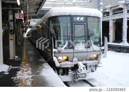 雪中の米原駅 118385865
