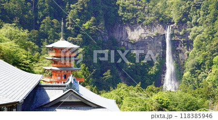 和歌山 青岸渡寺三重塔と那智大瀧 和歌山 青岸渡寺三重塔と那智大瀧 118385946