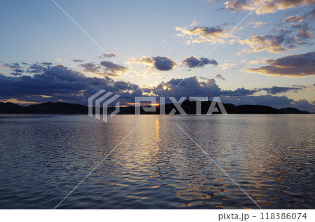 晩秋の中海の夕日 118386074