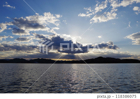 晩秋の中海の夕日 118386075