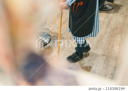 床を掃く美容師 118386194