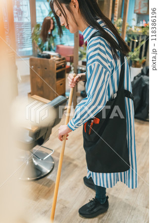 床を掃く美容師 118386196