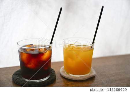 アイスコーヒーとオレンジジュース 118386490