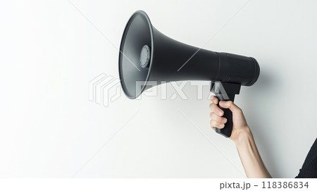 黒いメガホンを持つ手のクローズアップ 黒いメガホンを持つ手のクローズアップ 118386834