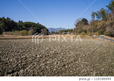 冬の田んぼ 118386944
