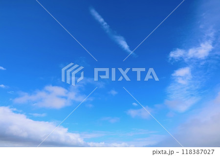 青空と白い雲 118387027