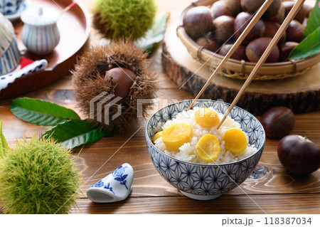 秋の味覚 栗ご飯 118387034