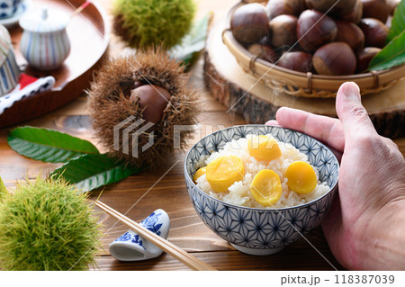 秋の味覚 栗ご飯 118387039