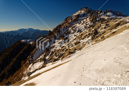 夕照の南アルプス・鳳凰山・観音岳と仙丈ヶ岳 夕照の南アルプス・鳳凰山・観音岳と仙丈ヶ岳 118387089