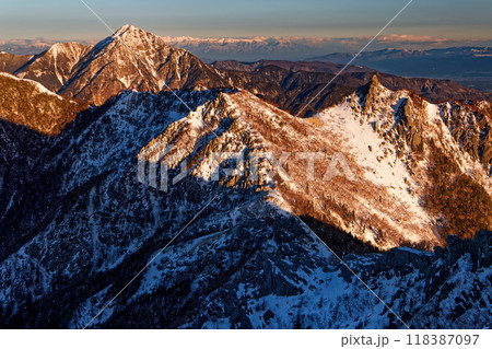 南アルプス・鳳凰山・観音岳から見る朝焼けの甲斐駒ヶ岳・地蔵岳と北アルプスの山並み 118387097