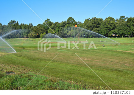 早朝の涼しさ　スプリンクラーの水撒き　パークゴルフ場　 118387103