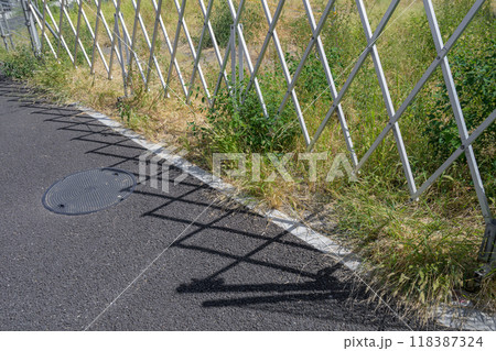雑草地に設置したキャスターゲート 118387324