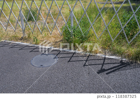 雑草地に設置したキャスターゲート 118387325