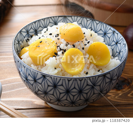 秋の味覚 栗ご飯 118387420